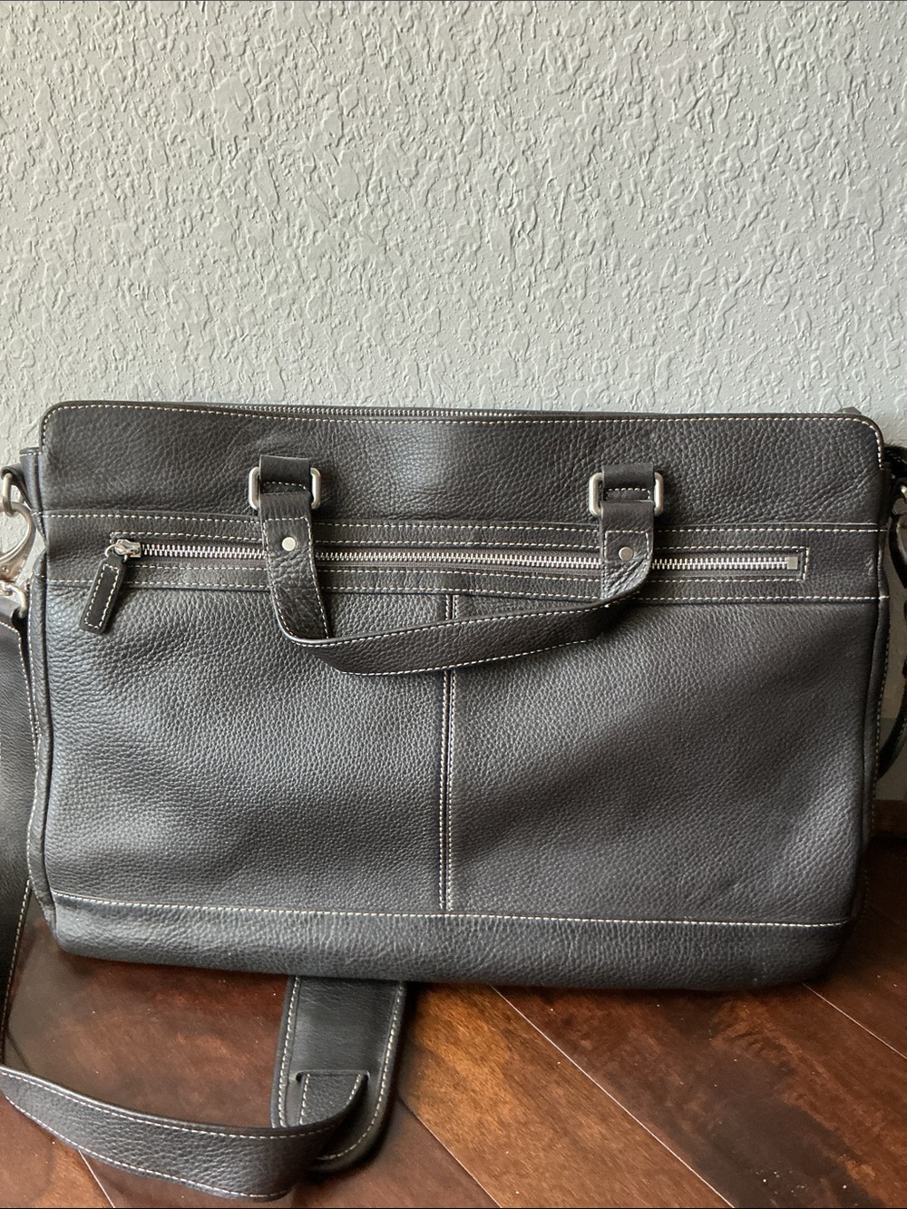 Levenger Carrie Messenger Laptop Bag (Model 28LEV114)